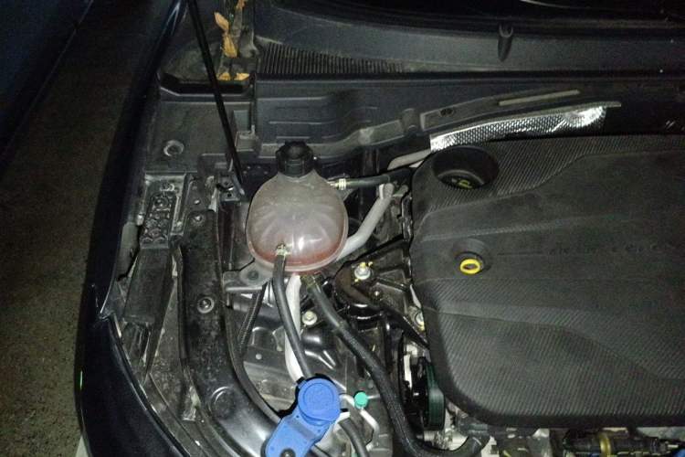 Used CHANGAN UNI-T 2023 2nd Generation 1.5T Sport Edition Flagship Version Engine Bay Right