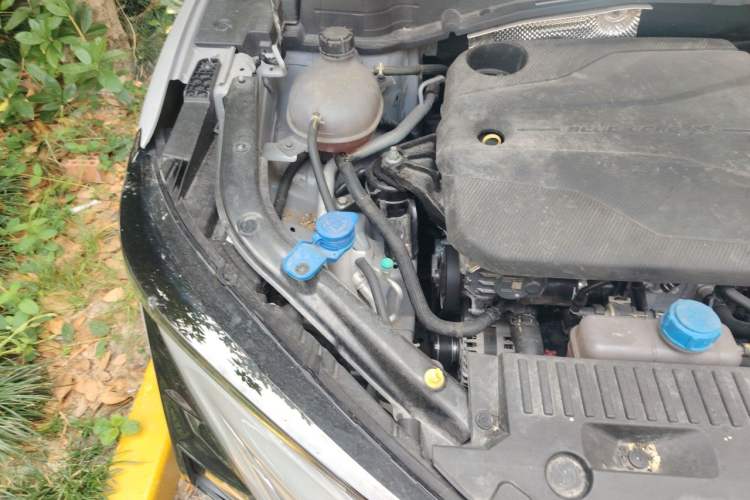 Used CHANGAN UNI-T 2023 Second-Generation 1.5T Prestige Model Engine Bay Right