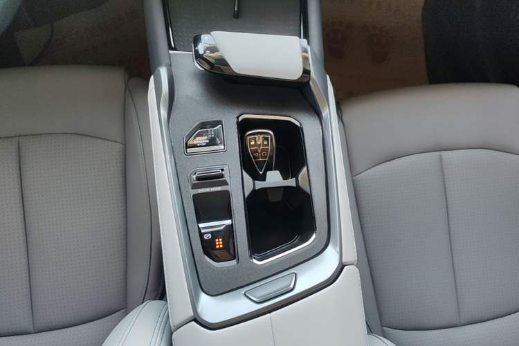 Used CHANGAN UNI-T 2023 Second-Generation 1.5T Prestige Model Gear Lever