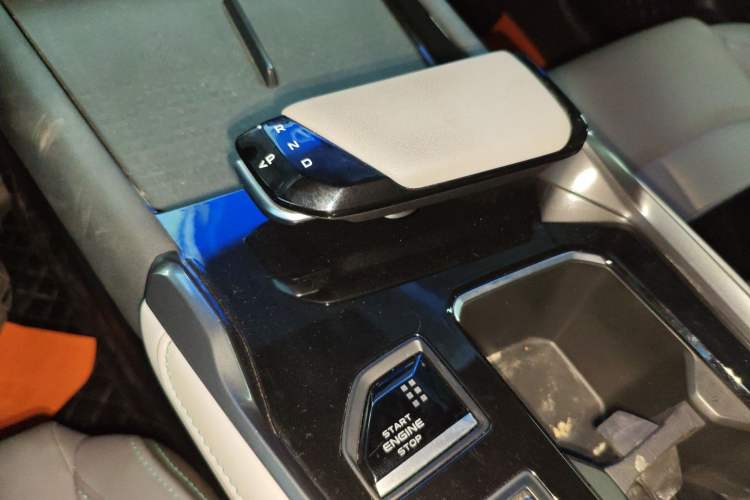 Used CHANGAN UNI-T 2023 Second-Generation 1.5T Prestige Model Gear Lever