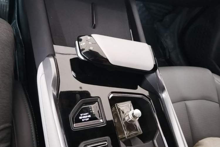 Used CHANGAN UNI-T 2023 Second-Generation 1.5T Prestige Model Gear Lever