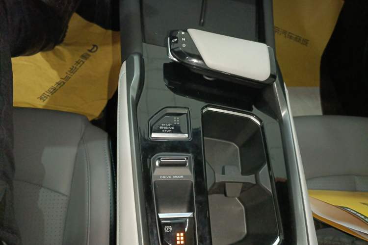 Used CHANGAN UNI-T 2023 Second-Generation 1.5T Prestige Model Gear Lever