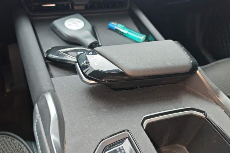 Used CHANGAN UNI-T 2023 Second-Generation 1.5T Prestige Model Gear Lever