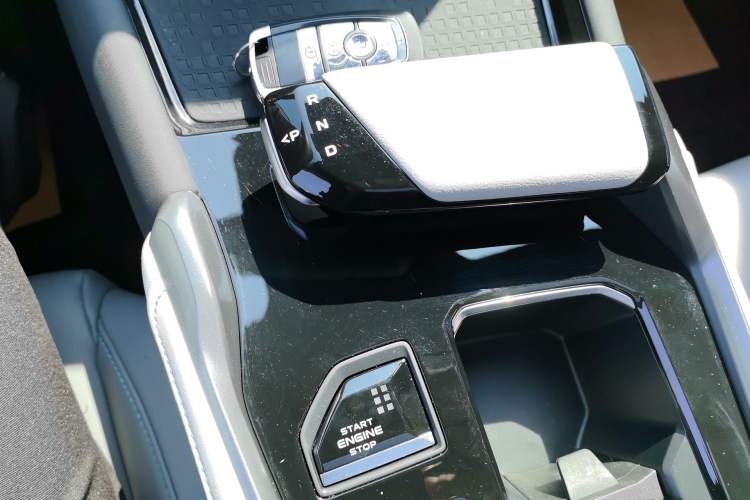 Used CHANGAN UNI-T 2023 Second-Generation 1.5T Prestige Model Gear Lever
