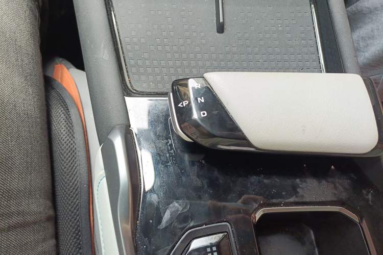 Used CHANGAN UNI-T 2023 Second-Generation 1.5T Prestige Model Gear Lever