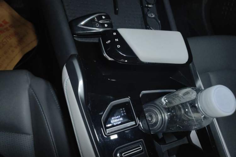 Used CHANGAN UNI-T 2023 Second-Generation 1.5T Prestige Model Gear Lever