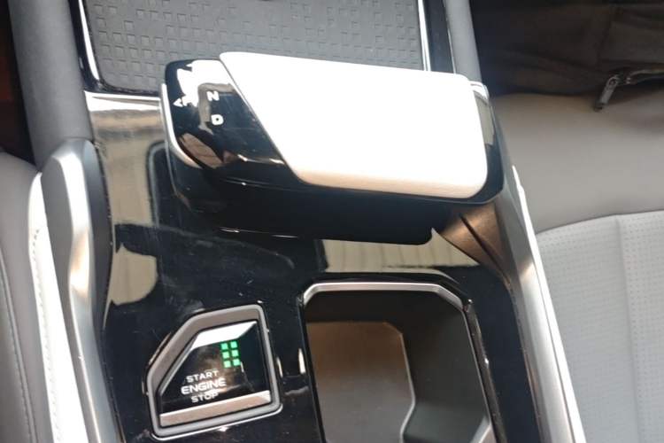 Used CHANGAN UNI-T 2023 Second-Generation 1.5T Prestige Model Gear Lever