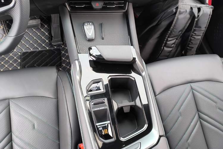 Used CHANGAN UNI-T 2023 Second-Generation 1.5T Prestige Model Gear Lever
