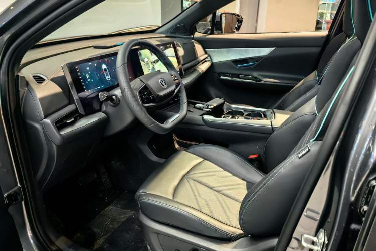 Used CHANGAN UNI-T 2023 Second-Generation 1.5T Prestige Model Interior 2
