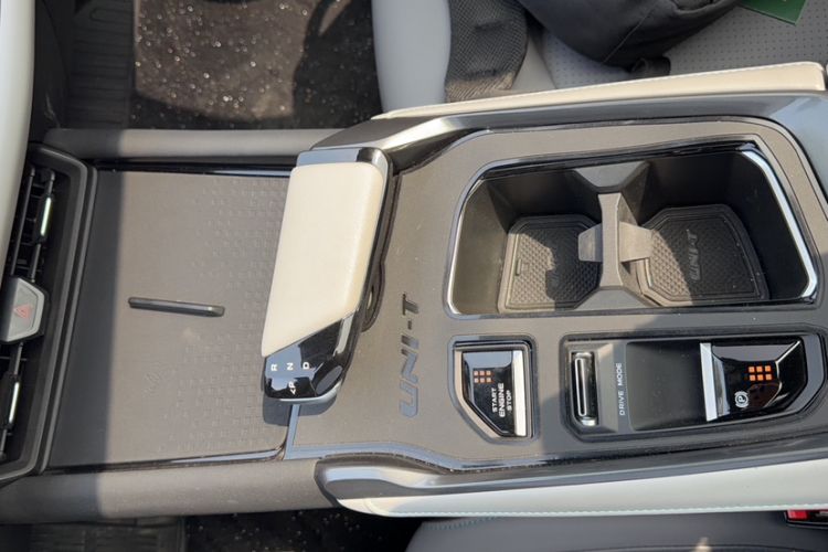 Used CHANGAN UNI-T 2023 Second-Generation 1.5T Prestige Model Interior 4