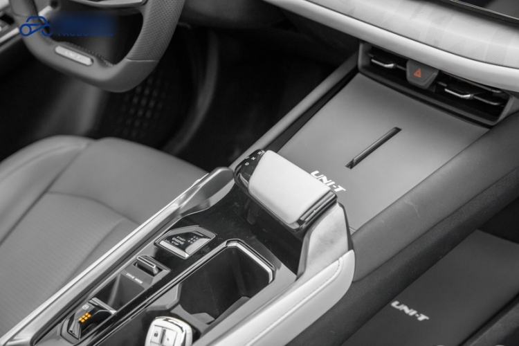 Used CHANGAN UNI-T 2023 Second-Generation 1.5T Prestige Model Interior 6