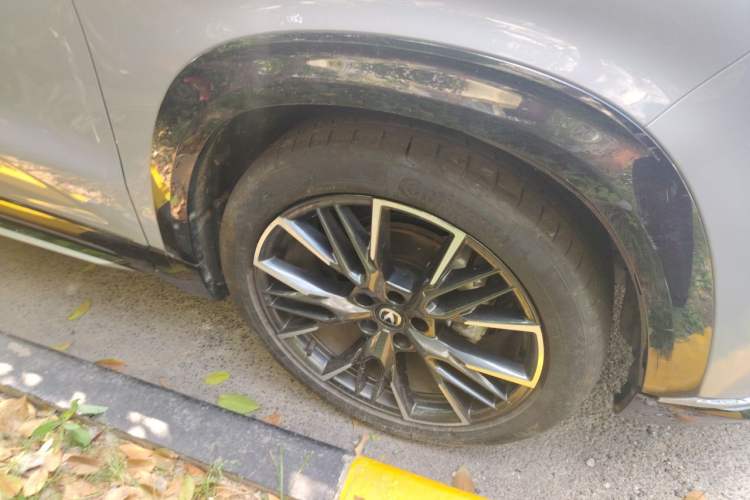 Used CHANGAN UNI-T 2023 Second-Generation 1.5T Prestige Model Right Front Wheel Hub