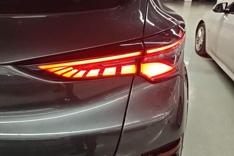 Used CHANGAN UNI-T 2023 2nd Generation 1.5T Flagship Version Right Rear Taillight