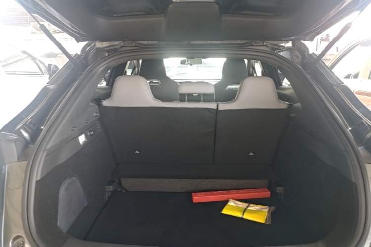 Used CHANGAN UNI-T 2023 Second-Generation 1.5T Prestige Model Trunk