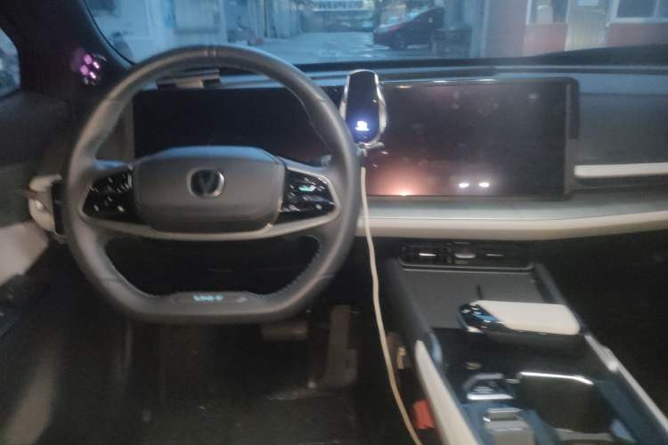 Used CHANGAN UNI-T 2023 Second-Generation 1.5T Prestige Model Center Console