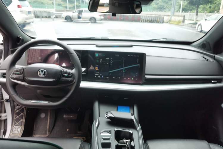 Used CHANGAN UNI-T 2023 Second-Generation 1.5T Prestige Model Center Console