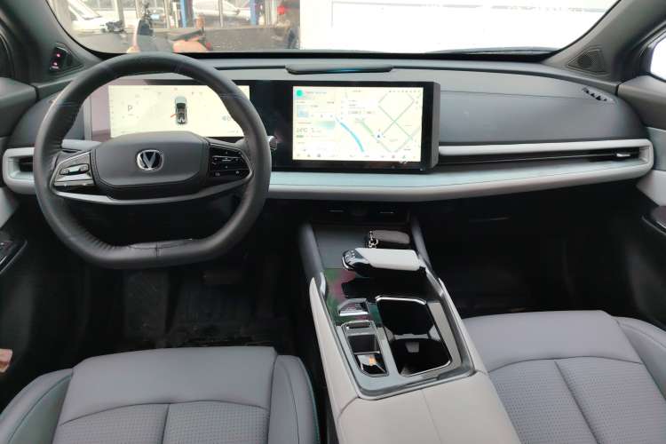 Used CHANGAN UNI-T 2023 Second-Generation 1.5T Prestige Model Center Console