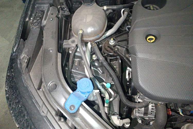Used CHANGAN UNI-T 2023 Second-Generation 1.5T Prestige Model Engine Bay Right