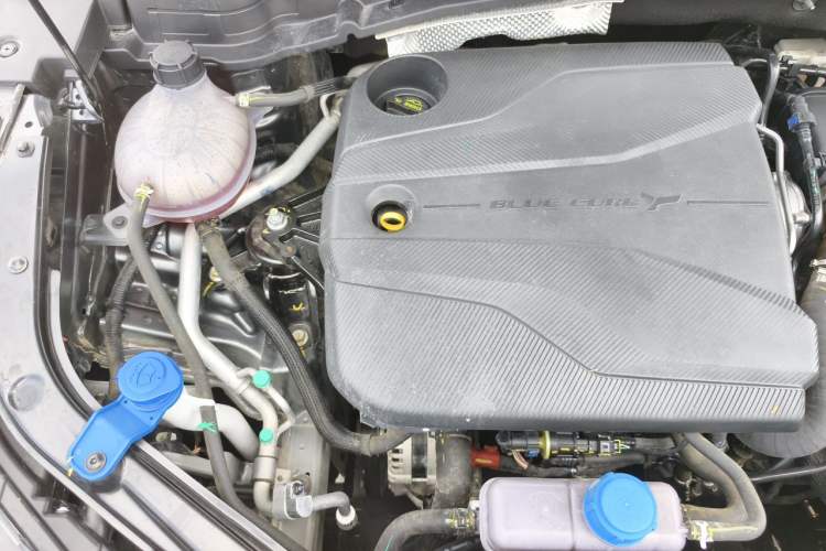 Used CHANGAN UNI-T 2023 Second-Generation 1.5T Prestige Model Engine Bay Right