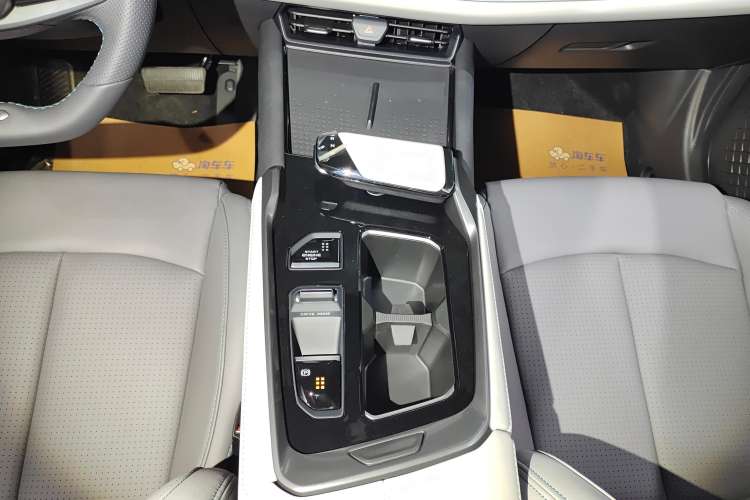 Used CHANGAN UNI-T 2023 Second-Generation 1.5T Prestige Model Gear Lever