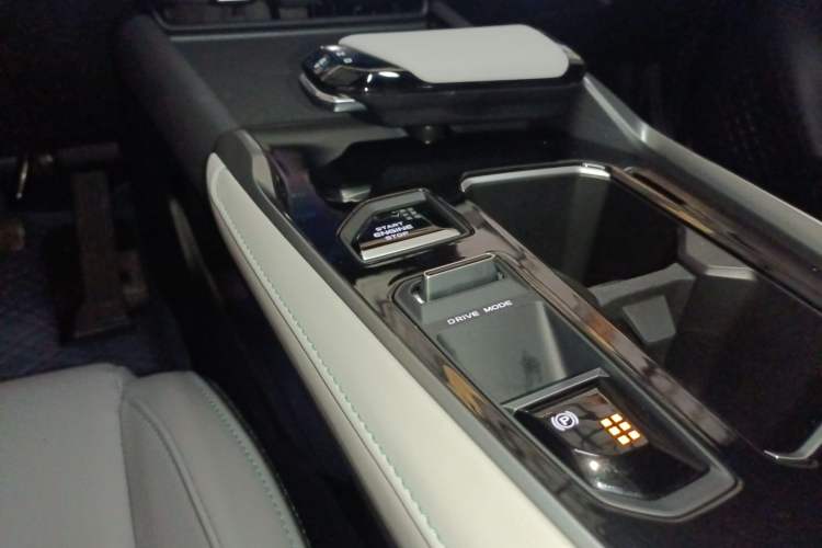 Used CHANGAN UNI-T 2023 Second-Generation 1.5T Prestige Model Gear Lever