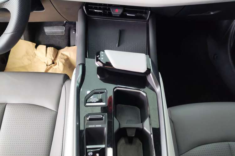 Used CHANGAN UNI-T 2023 Second-Generation 1.5T Prestige Model Gear Lever