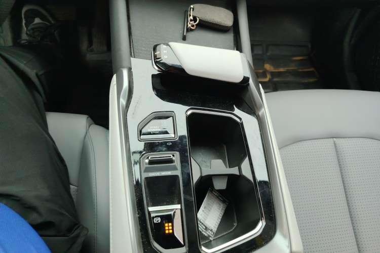 Used CHANGAN UNI-T 2023 Second-Generation 1.5T Prestige Model Gear Lever