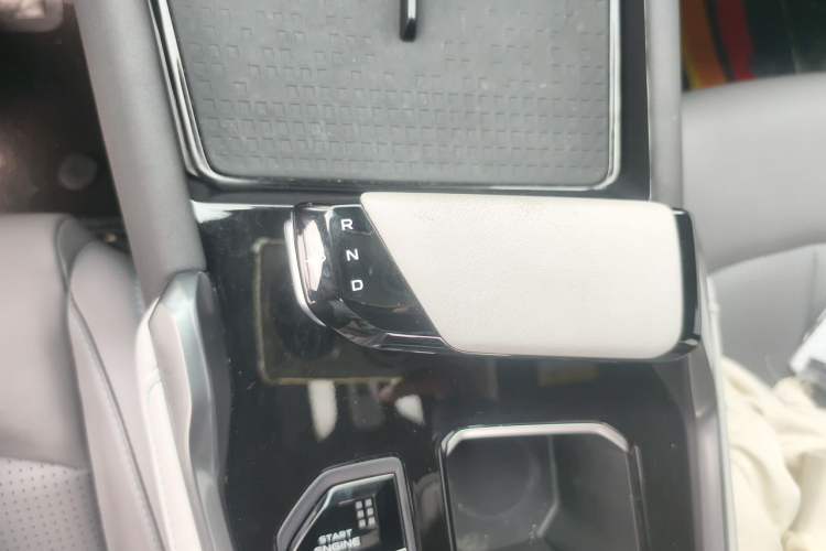Used CHANGAN UNI-T 2023 Second-Generation 1.5T Prestige Model Gear Lever