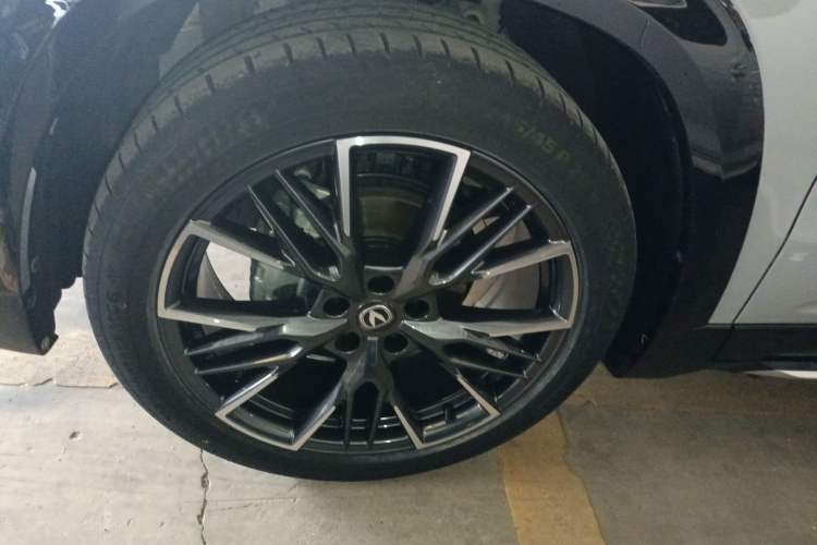 Used CHANGAN UNI-T 2023 Second-Generation 1.5T Prestige Model Left Front Wheel Hub