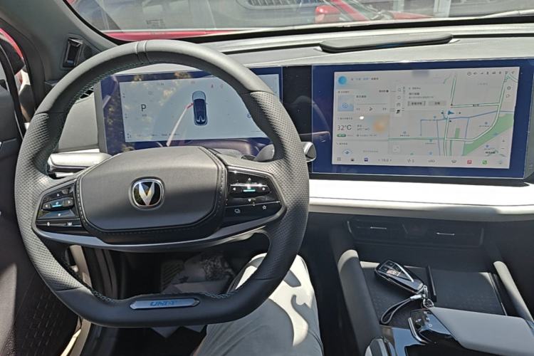 Used CHANGAN UNI-T 2023 Second-Generation 1.5T Prestige Model Center Console