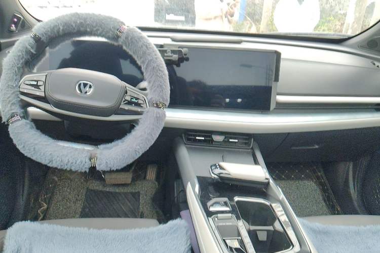 Used CHANGAN UNI-T 2023 Second-Generation 1.5T Prestige Model Center Console