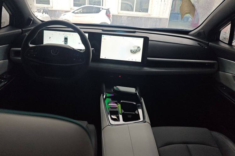 Used CHANGAN UNI-T 2023 Second-Generation 1.5T Prestige Model Center Console