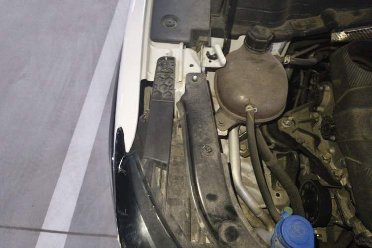 Used CHANGAN UNI-T 2023 Second-Generation 1.5T Prestige Model Engine Bay Right