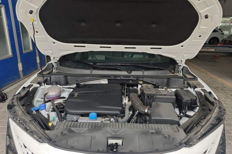 Used CHANGAN UNI-T 2023 Second-Generation 1.5T Prestige Model Engine Bay