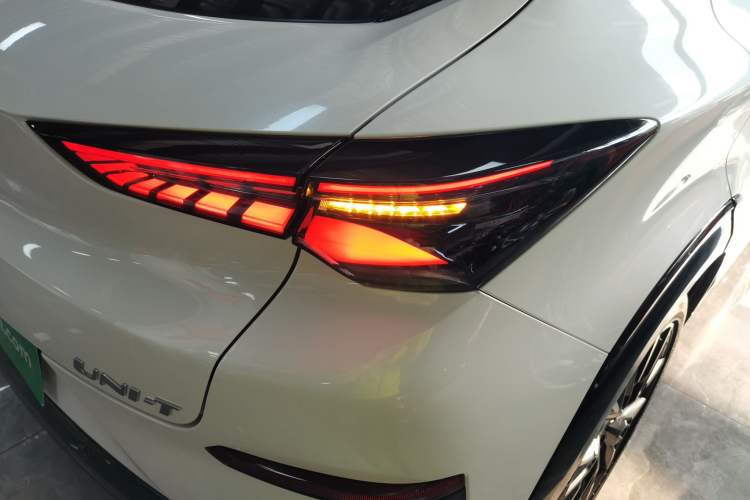 Used CHANGAN UNI-T 2023 Second-Generation 1.5T Prestige Model Exterior 3