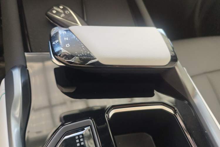 Used CHANGAN UNI-T 2023 Second-Generation 1.5T Prestige Model Gear Lever