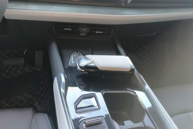 Used CHANGAN UNI-T 2023 Second-Generation 1.5T Prestige Model Gear Lever