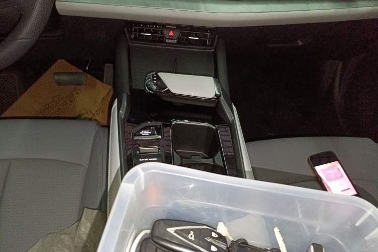 Used CHANGAN UNI-T 2023 Second-Generation 1.5T Prestige Model Gear Lever