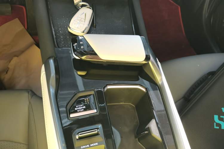 Used CHANGAN UNI-T 2023 Second-Generation 1.5T Prestige Model Gear Lever