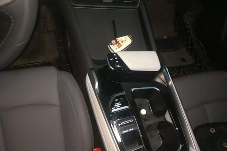 Used CHANGAN UNI-T 2023 Second-Generation 1.5T Prestige Model Gear Lever