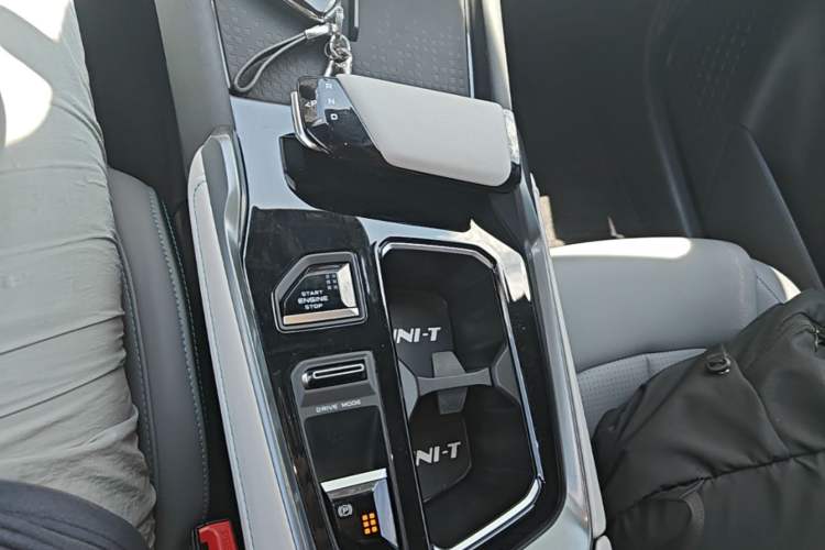 Used CHANGAN UNI-T 2023 Second-Generation 1.5T Prestige Model Gear Lever