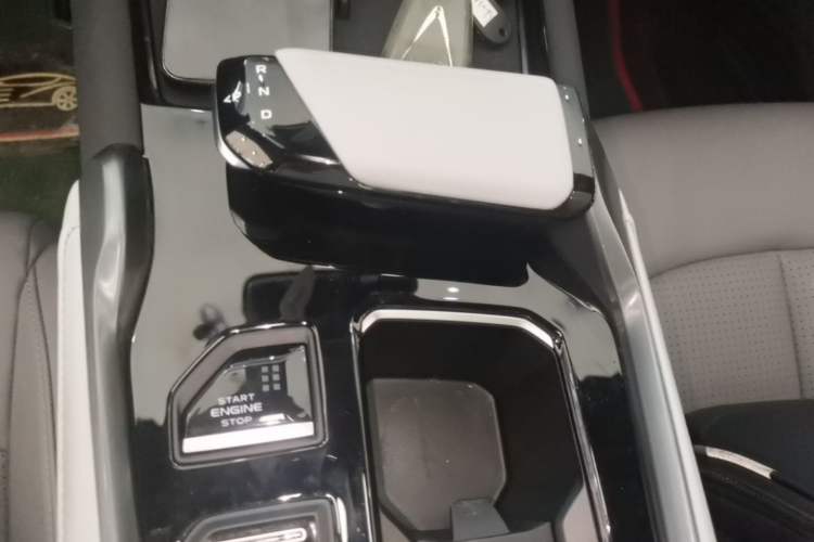 Used CHANGAN UNI-T 2023 Second-Generation 1.5T Prestige Model Gear Lever