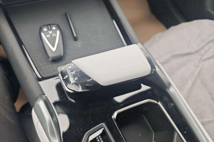 Used CHANGAN UNI-T 2023 Second-Generation 1.5T Prestige Model Gear Lever