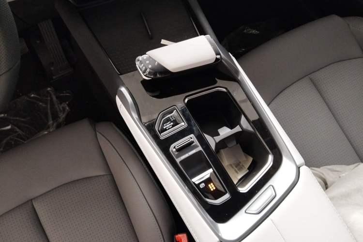 Used CHANGAN UNI-T 2023 Second-Generation 1.5T Prestige Model Gear Lever