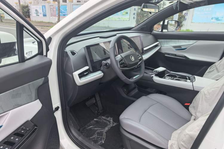 Used CHANGAN UNI-T 2023 Second-Generation 1.5T Prestige Model Interior 1