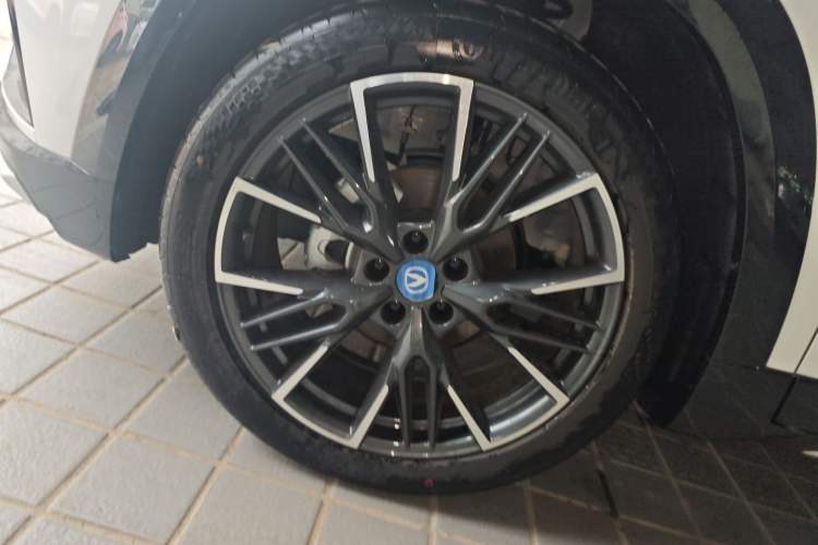 Used CHANGAN UNI-T 2023 Second-Generation 1.5T Prestige Model Left Front Wheel Hub