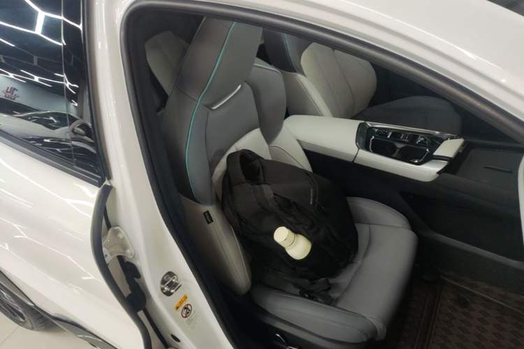 Used CHANGAN UNI-T 2023 2nd Generation 1.5T Flagship Version Right Front Seat