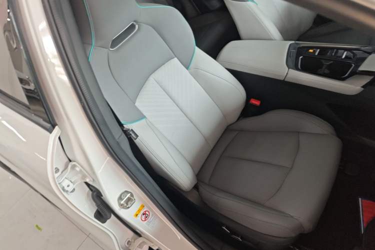 Used CHANGAN UNI-T 2023 2nd Generation 1.5T Flagship Version Right Front Seat