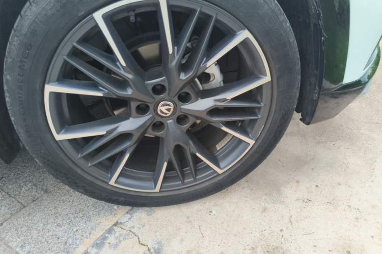 Used CHANGAN UNI-T 2023 Second-Generation 1.5T Prestige Model Right Front Wheel Hub