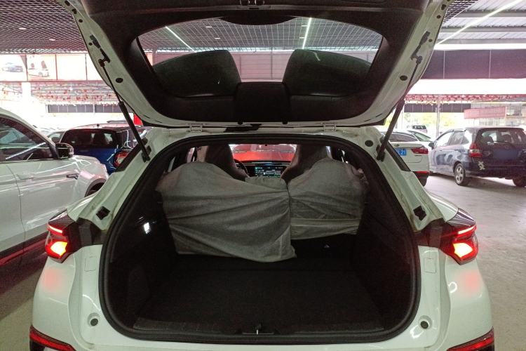 Used CHANGAN UNI-T 2023 Second-Generation 1.5T Prestige Model Trunk
